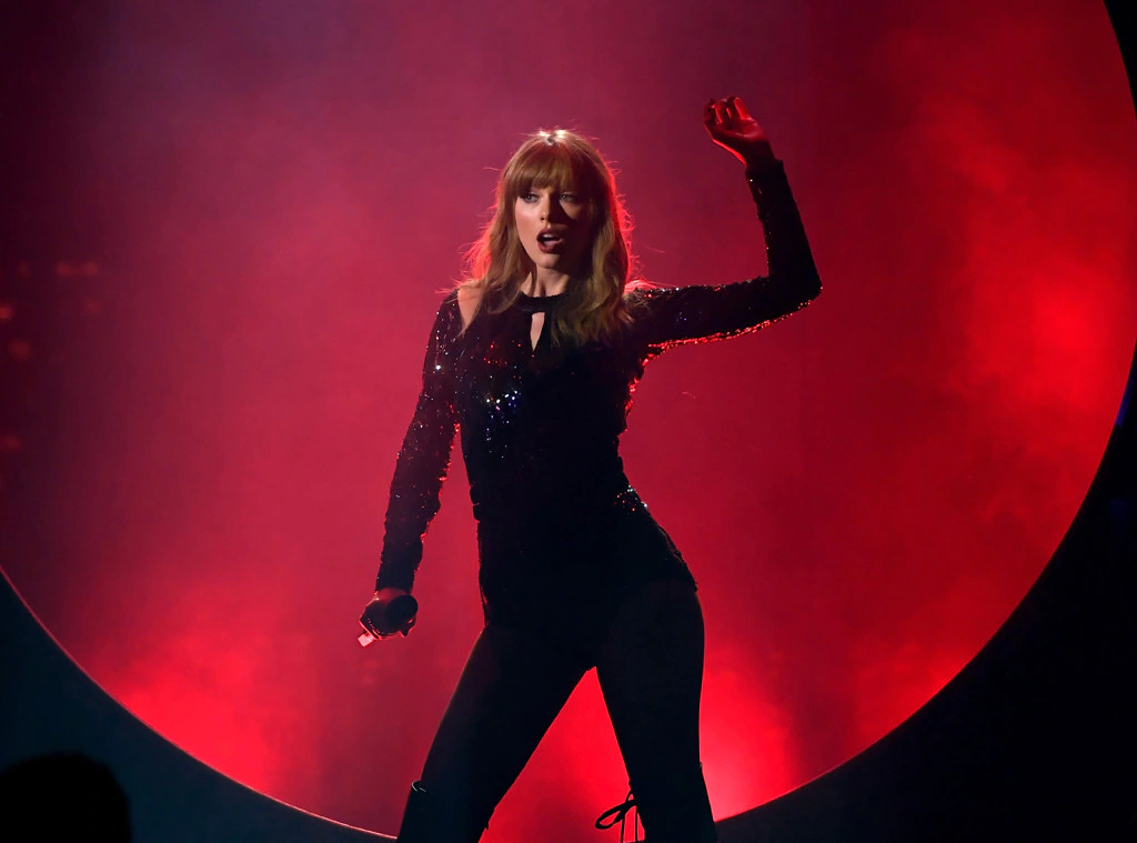 Namorado de Taylor Swift dança ao som de 'Shake It Off' durante