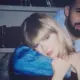 Fotografia colorida de Drake abraçando Taylor Swift
