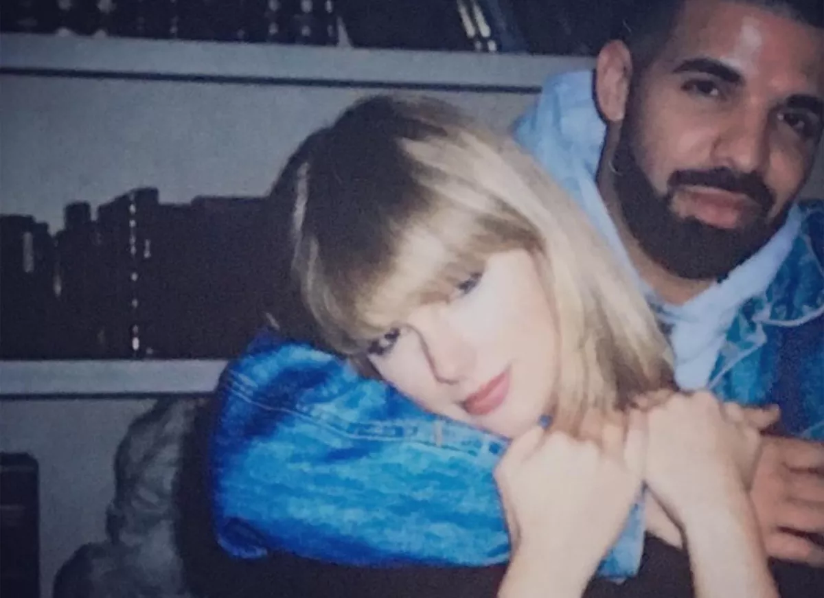 Fotografia colorida de Drake abraçando Taylor Swift